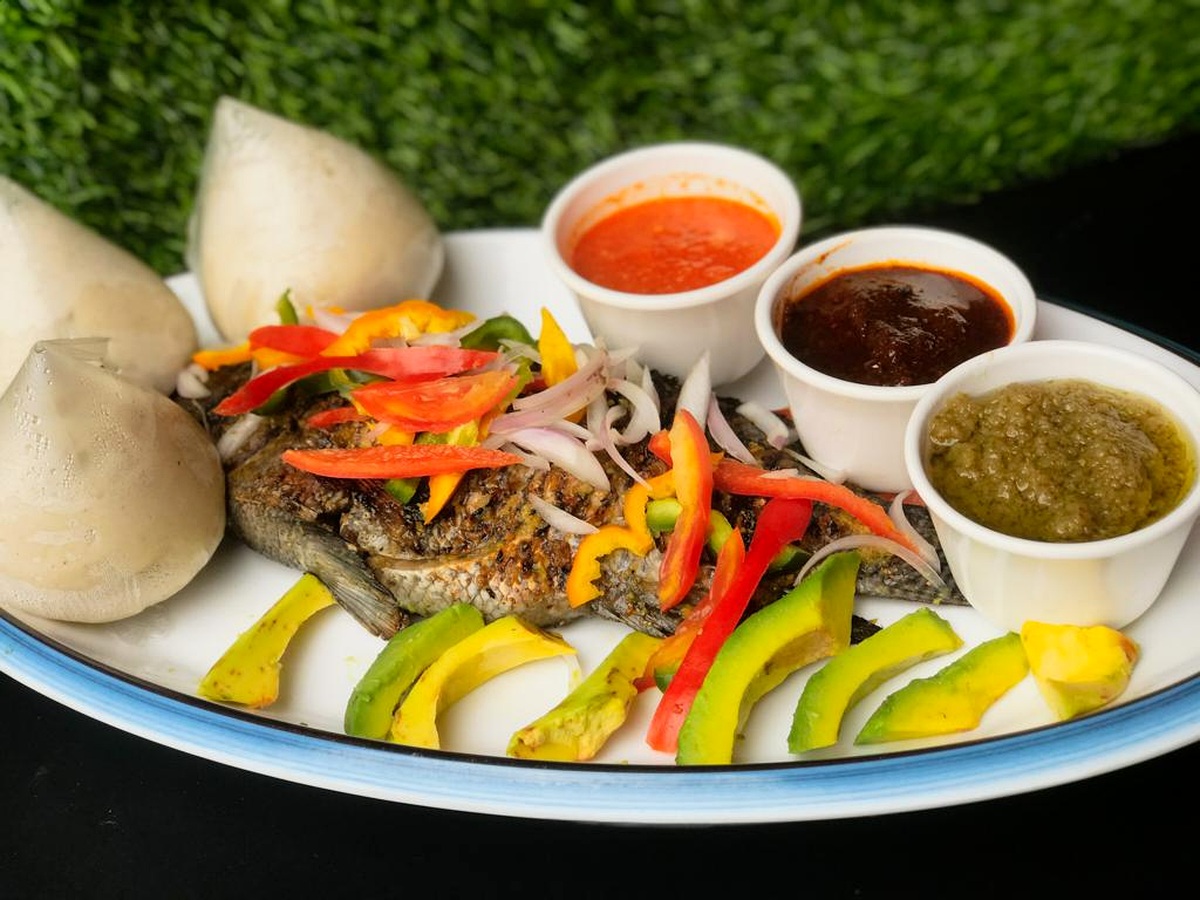 Banku et tilapia grillé du Ghana